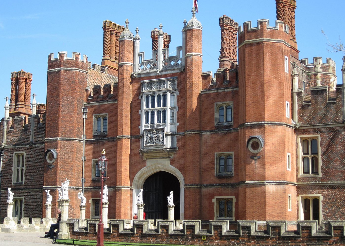 Hampton Court Palace 3hr tour: Henry VIII's & William III's intriguing Palaces