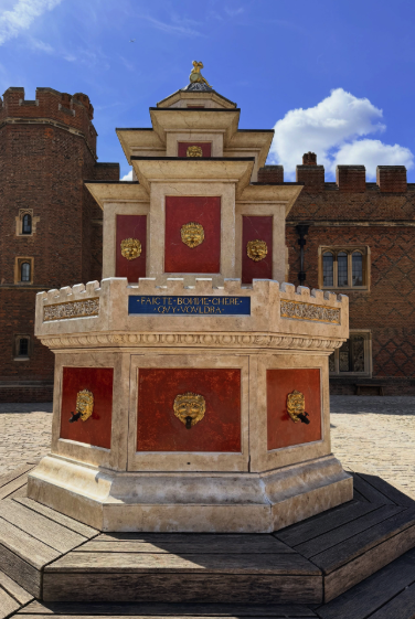 The palace exterior from the gardens