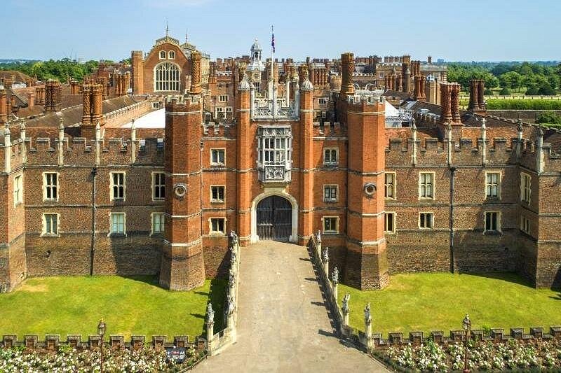 Hampton Court Palace Half Day Trip from London with Tickets