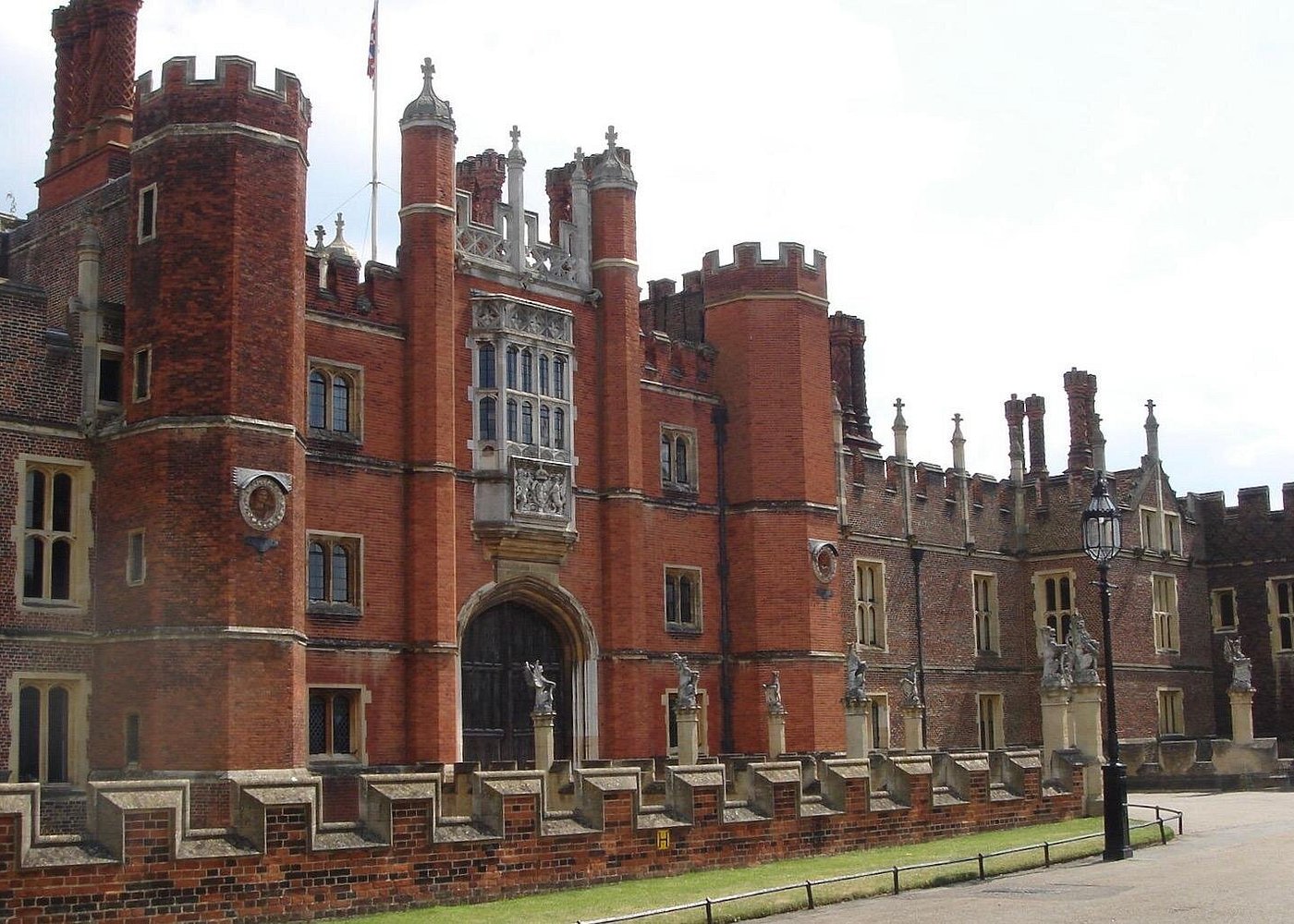Private tour with an accredited expert guide Hampton Court Palace