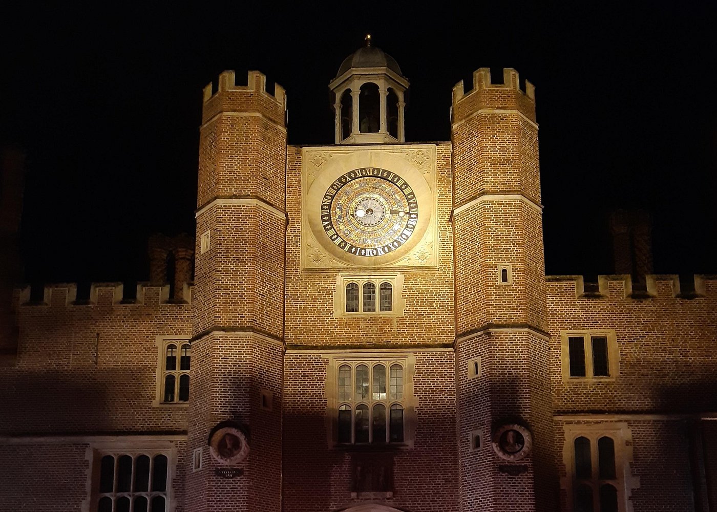 Private Guided Tour Secrets of the Six Wives Hampton Court Palace