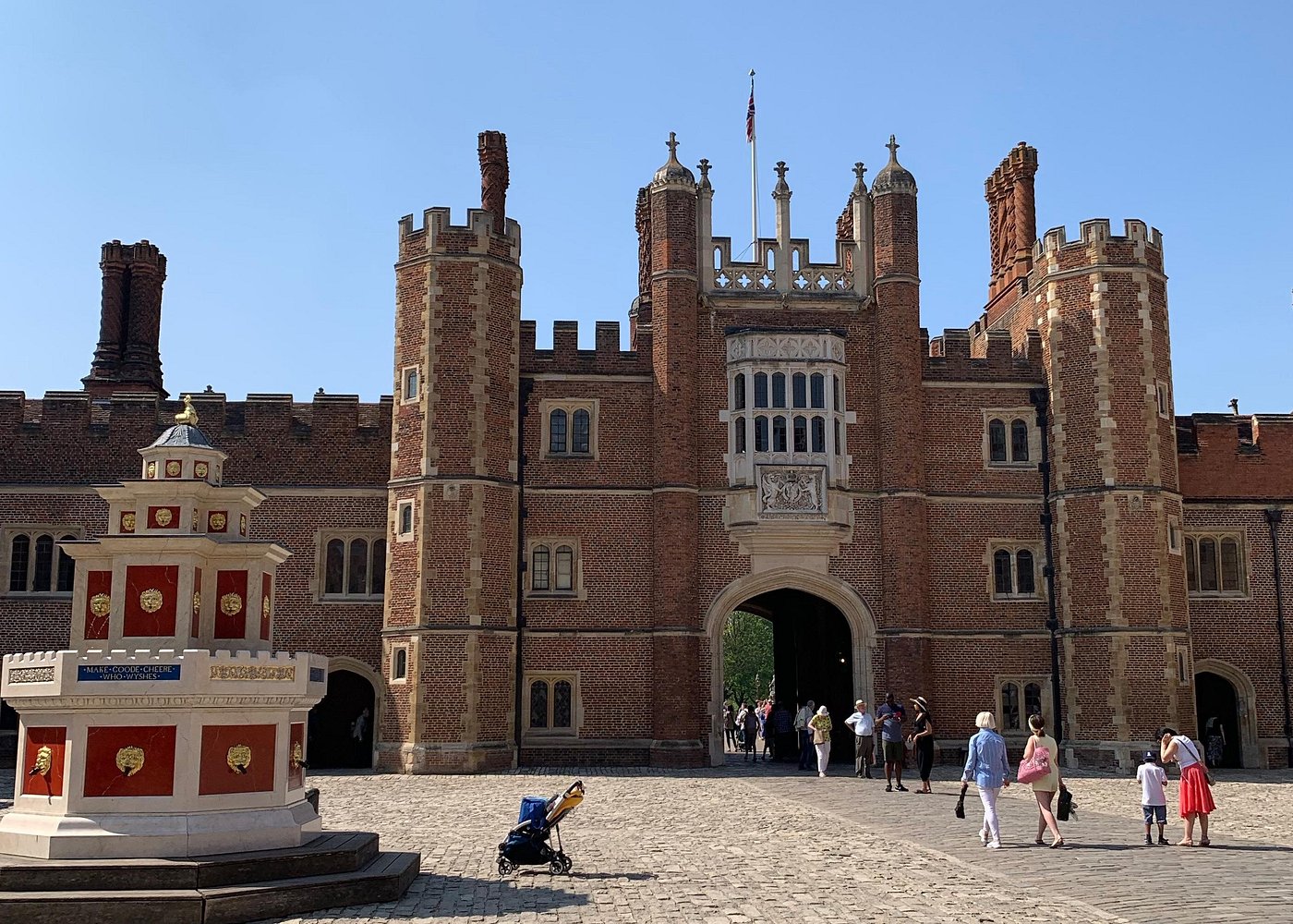 Private Vehicle To Hampton Court Palace From London With Admission Tickets
