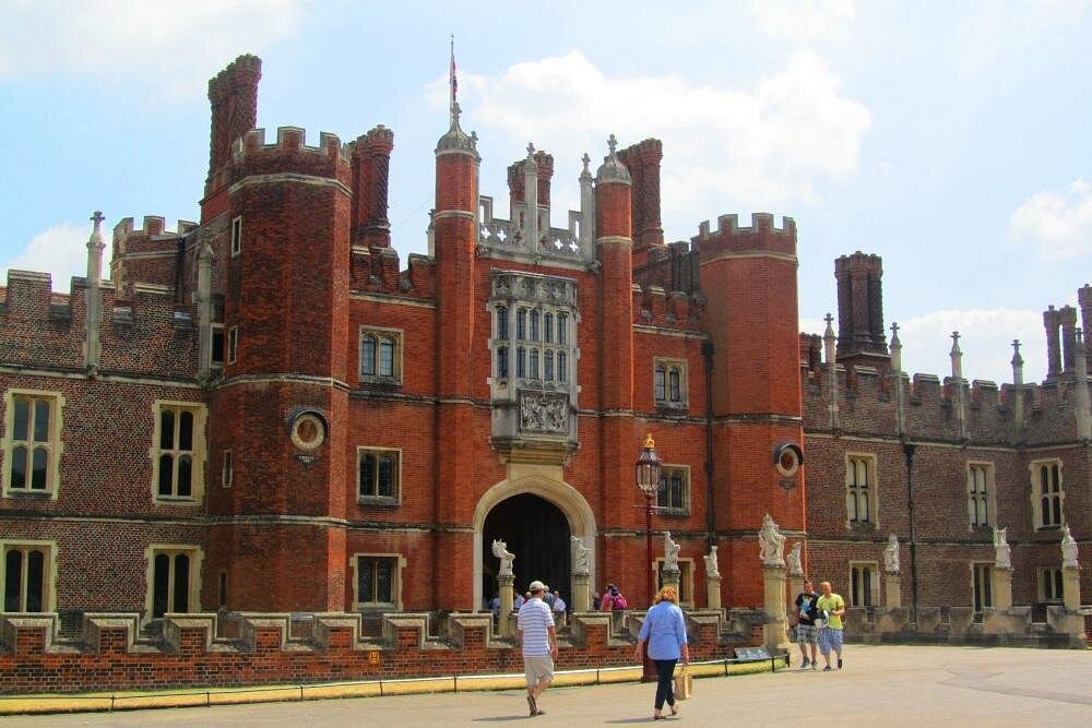 Windsor Castle and Hampton Court Private Car with Driver Guide